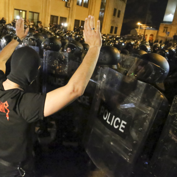 Haos u Tbilisiju: Sukobi s policijom na protestu zbog zakona o stranim agentima