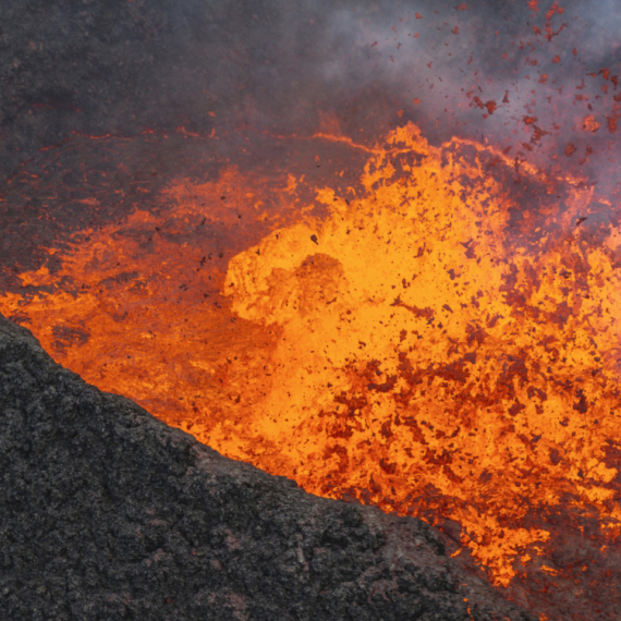 Indonezija: Najmanje 800 ljudi evakuisano nakon erupcije vulkana