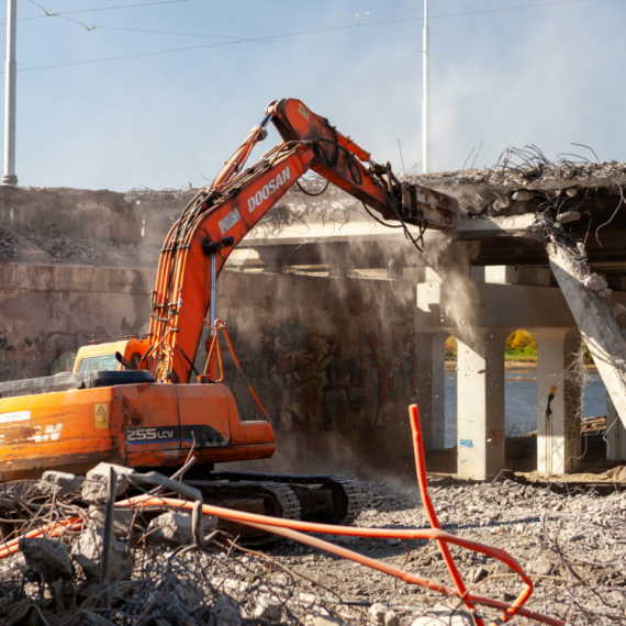 Ruši se stari železnički most VIDEO