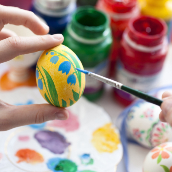 Kako da brzo izbelite jaja za Uskrs? Posle ovog trika možete da napravite bilo koju šaru