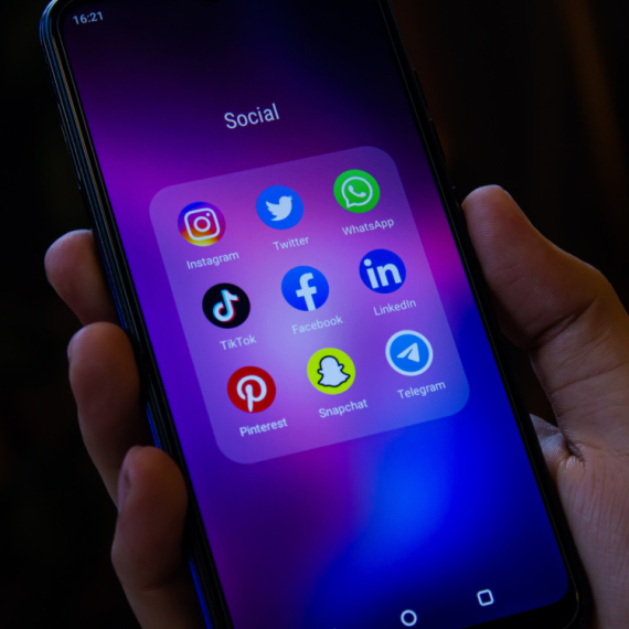 Društvene mreže nisu samo zabava: Veliki novac je u igri, ali uz kakav rizik? VIDEO