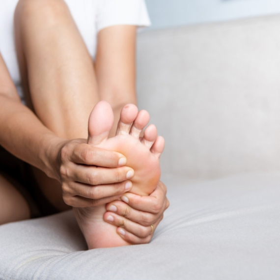 Peckanje, crvenilo i bilo koju promenu na stopalu odmah prijavite lekaru