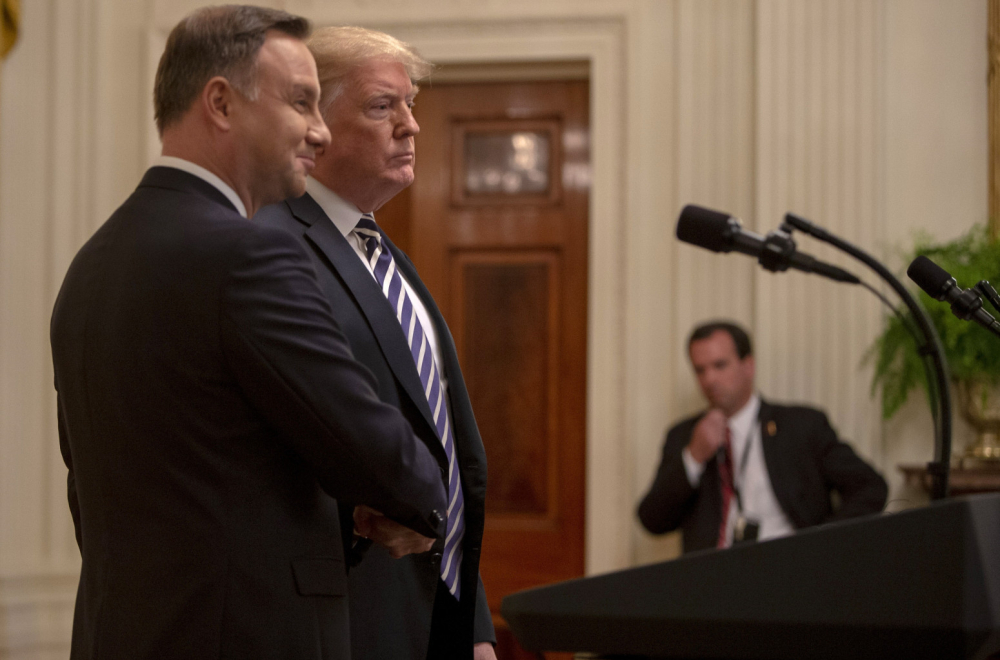 Sastali se Tramp i Duda: NATO treba da "poradi" na odbrani