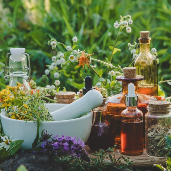 Dete završilo u bolnici nakon što je lečeno biljkama: Koliko je opasna alternativna medicina? VIDEO