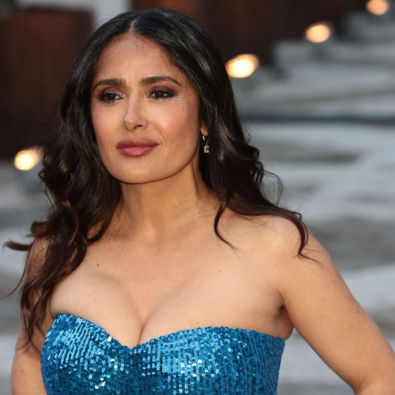 Najveće prirodne grudi Holivuda: Haljina "puca", a kraj nje još jedna lepotica FOTO