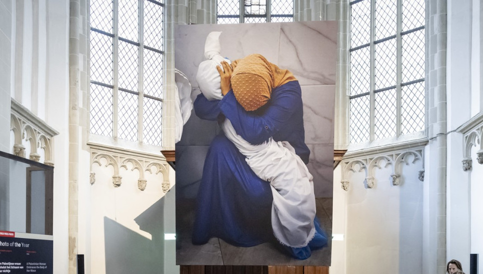 Potresna scena Palestinke kako drži telo devojčice proglašena za fotografiju godine FOTO