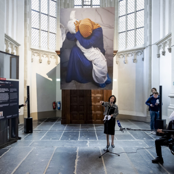 Potresna scena Palestinke kako drži telo devojčice proglašena za fotografiju godine FOTO