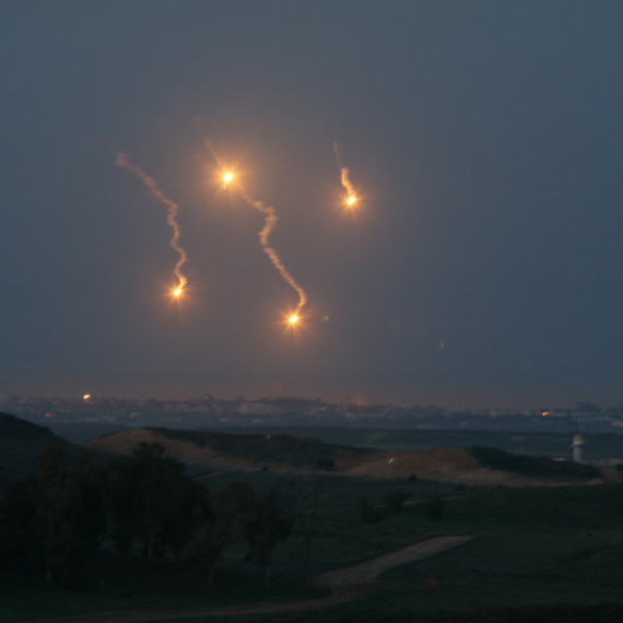 Ovo su prvi snimci izraelskog udara: Odjekuju eksplozije, nebo svetli VIDEO