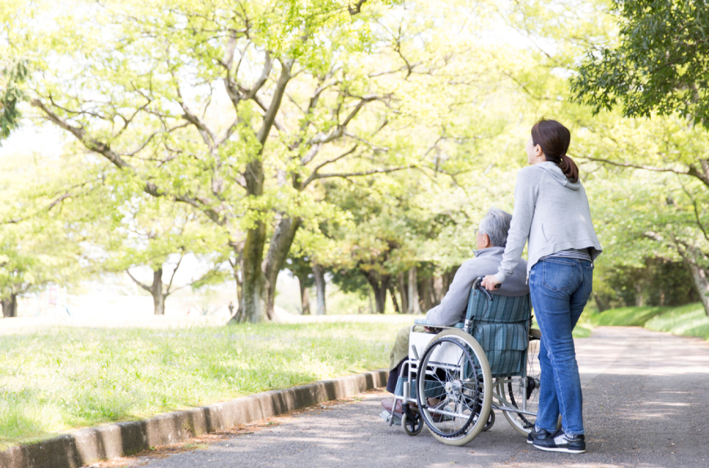 Žena dovela mrtvog ujaka da podigne kredit: Kamere snimile morbidni slučaj, ljudi zaprepašćeni VIDEO