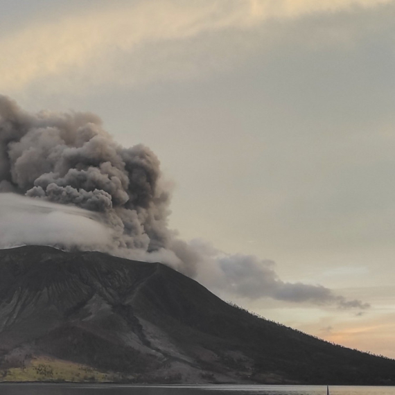 Nova erupcija u Indoneziji: Ibu izbacuje pepeo tri kilometra u visinu VIDEO