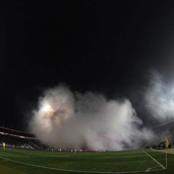 Pogledajte kako je policija uhapsila huligane kod Vukovog spomenika VIDEO