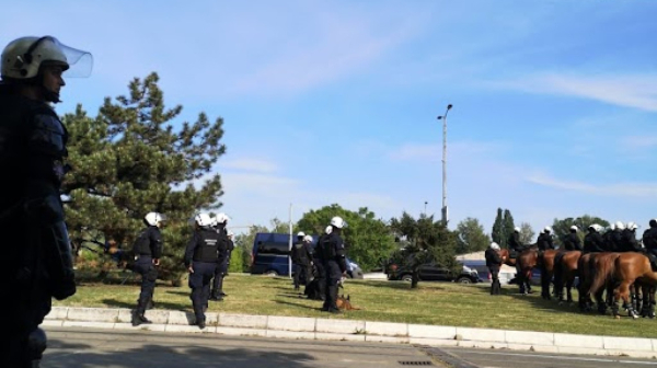 Navijači Partizana uz policiju krenuli ka Marakani VIDEO
