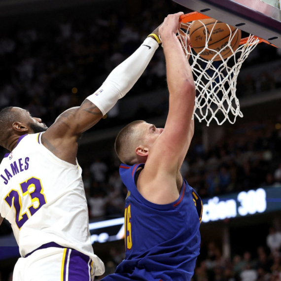 Pucali obruči - Jokić pokazao Lebronu kako zakucava VIDEO
