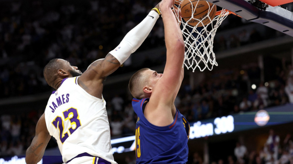 Pucali obruči - Jokić pokazao Lebronu kako zakucava VIDEO