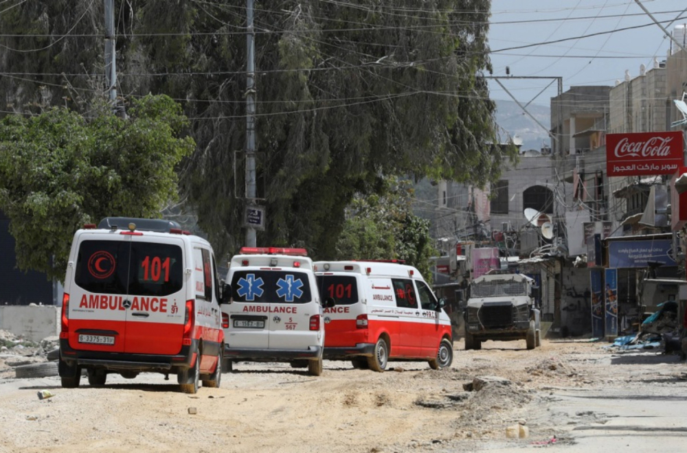 Haos na Zapadnoj obali: Automobilom uleteo u ljude, pa ih napao nožem