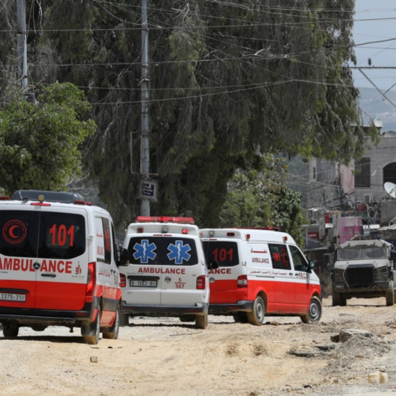 Haos na Zapadnoj obali: Automobilom uleteo u ljude, pa ih napao nožem