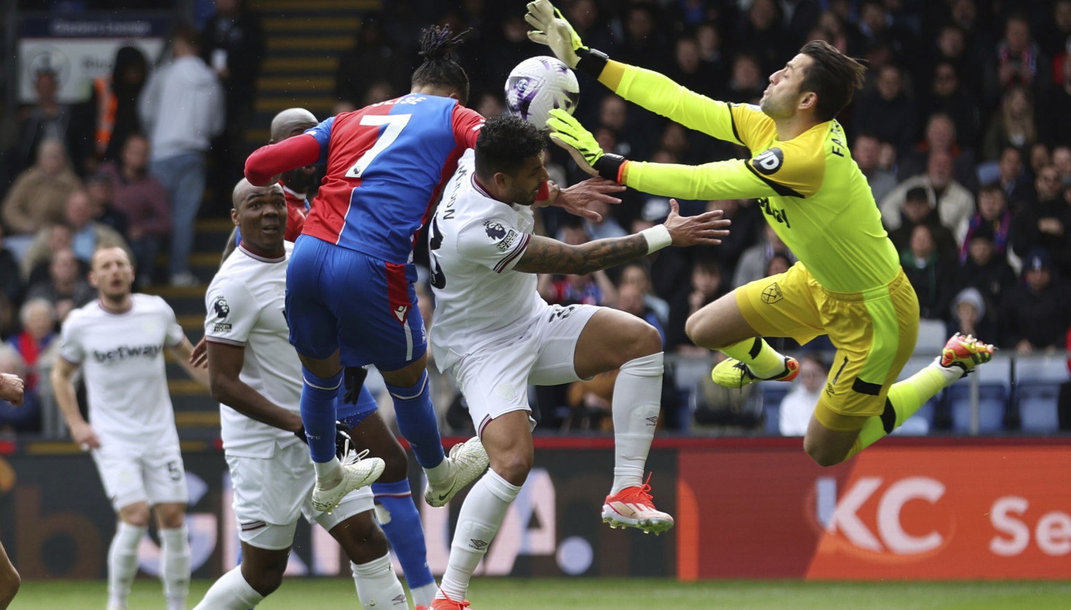 Aston Vila sanja LŠ, Vest Hem razbijen na "Selhurst parku"