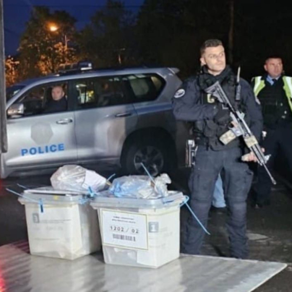 Zatvorena glasačka mesta: Kurtijevi specijalci sa dugim cevima čuvaju prazne kutije