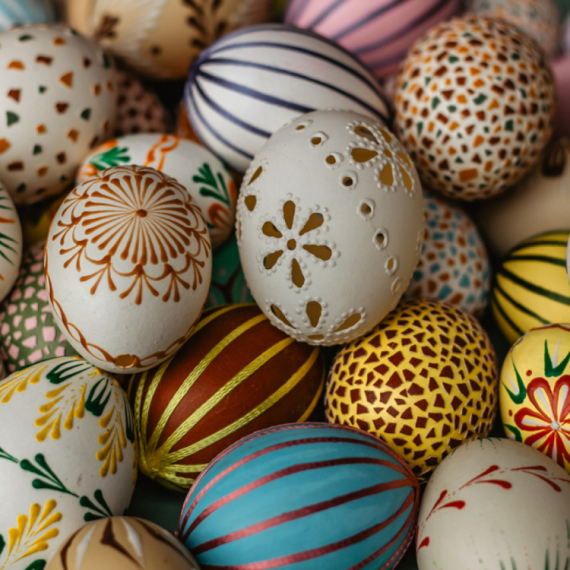 Ne bacajte stare svilene kravate, već ofarbajte uskršnja jaja VIDEO