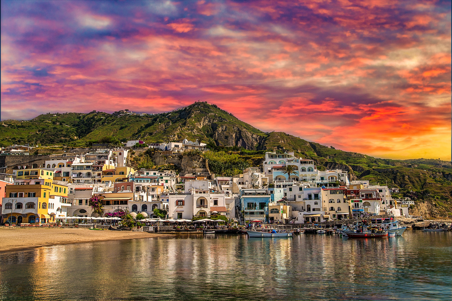 Ovo ostrvo je najbolje čuvana tajna Italije: Jeftinija alternativa Amalfi obali FOTO