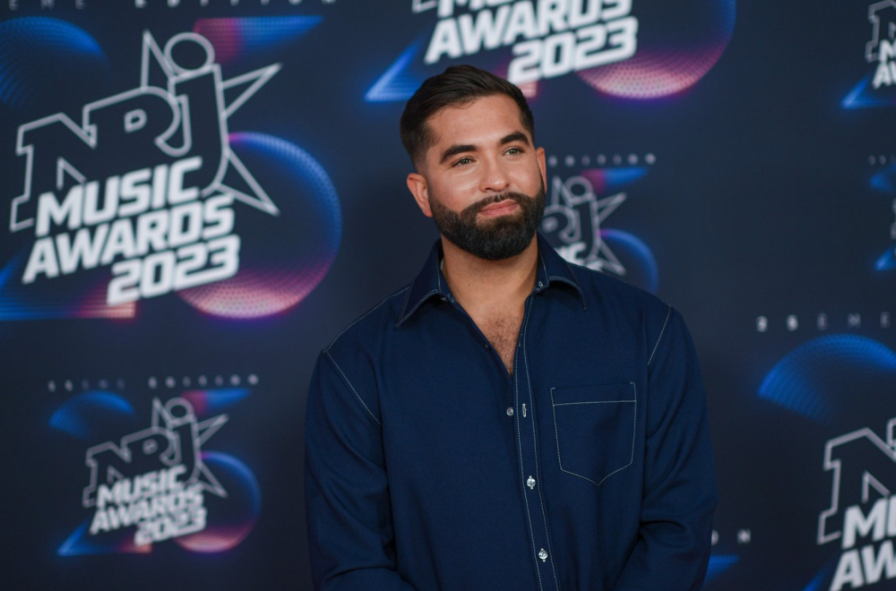 Upucan popularni pevač, bori se za život