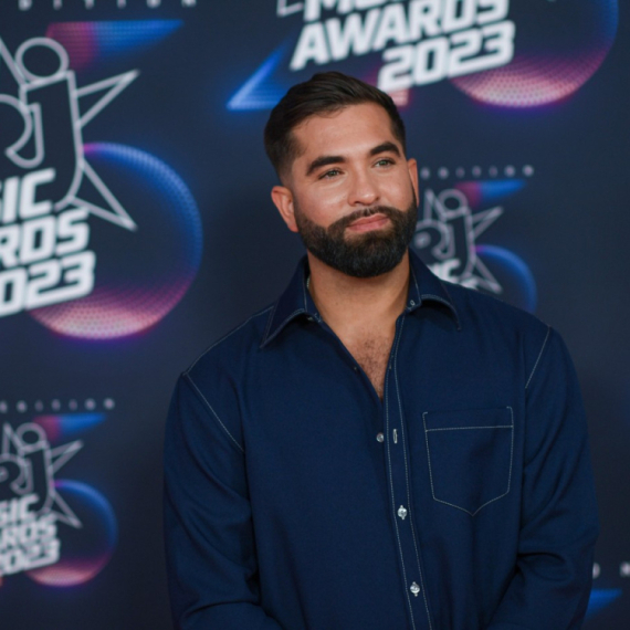 Upucan popularni pevač, bori se za život