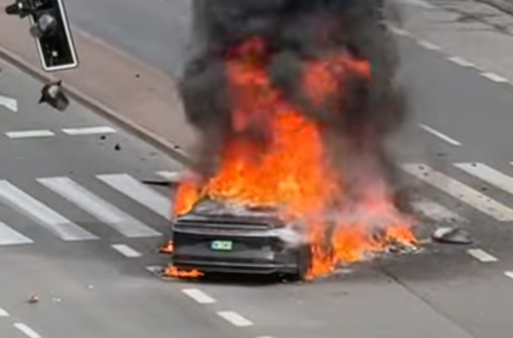 Bio je jedini u Poljskoj: Luksuzni električni automobil sada je pepeo i prah VIDEO