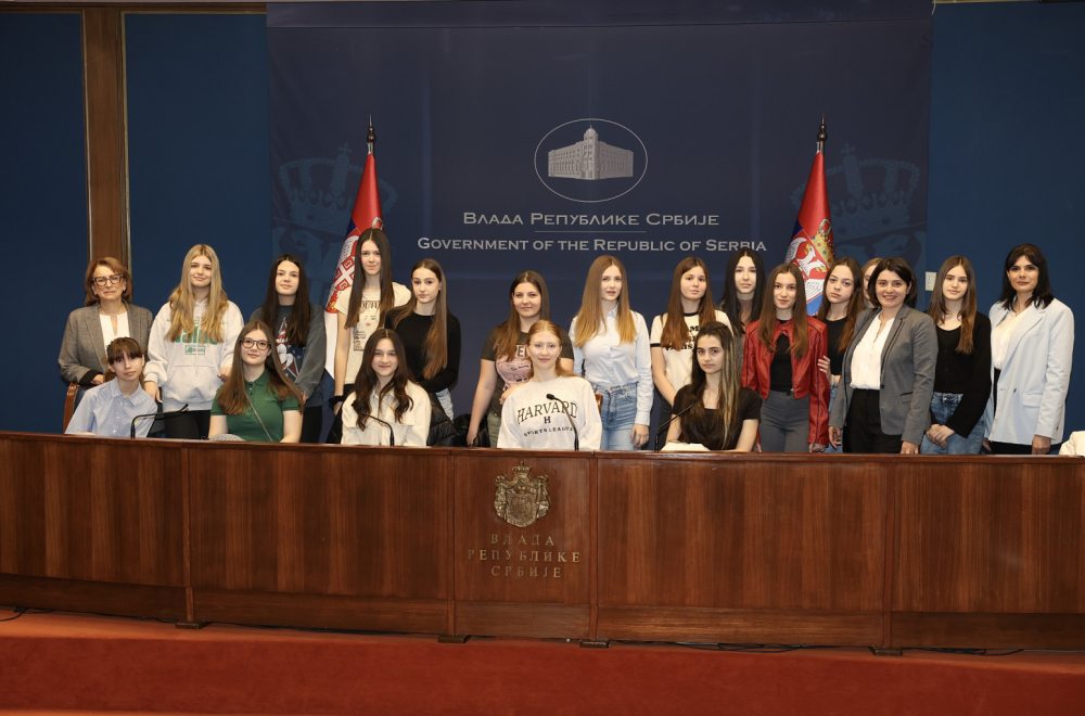 Ministar Jovanović ugostio devojčice iz OŠ "Sveti Sava" u Vladi RS