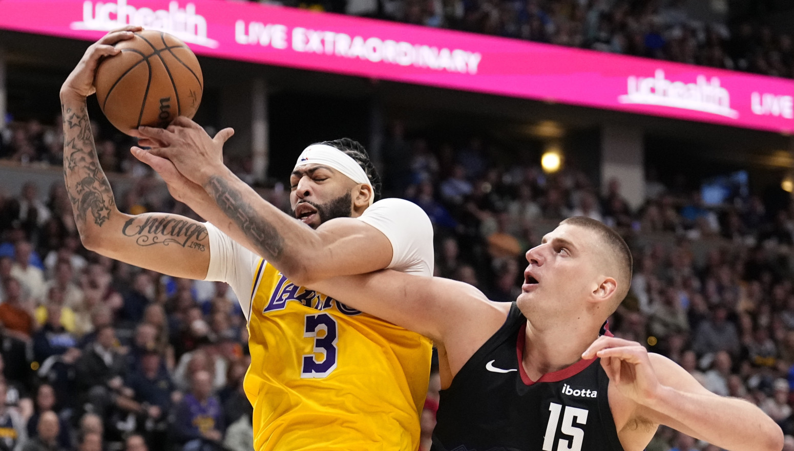 Dejvis nije mogao da sakrije bes: Bacio mikrofon i izjurio sa konferencije VIDEO