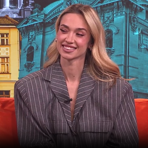 Uveče di-džej, a preko dana mama: Svi je obožavaju i glavna je tema na mrežama VIDEO