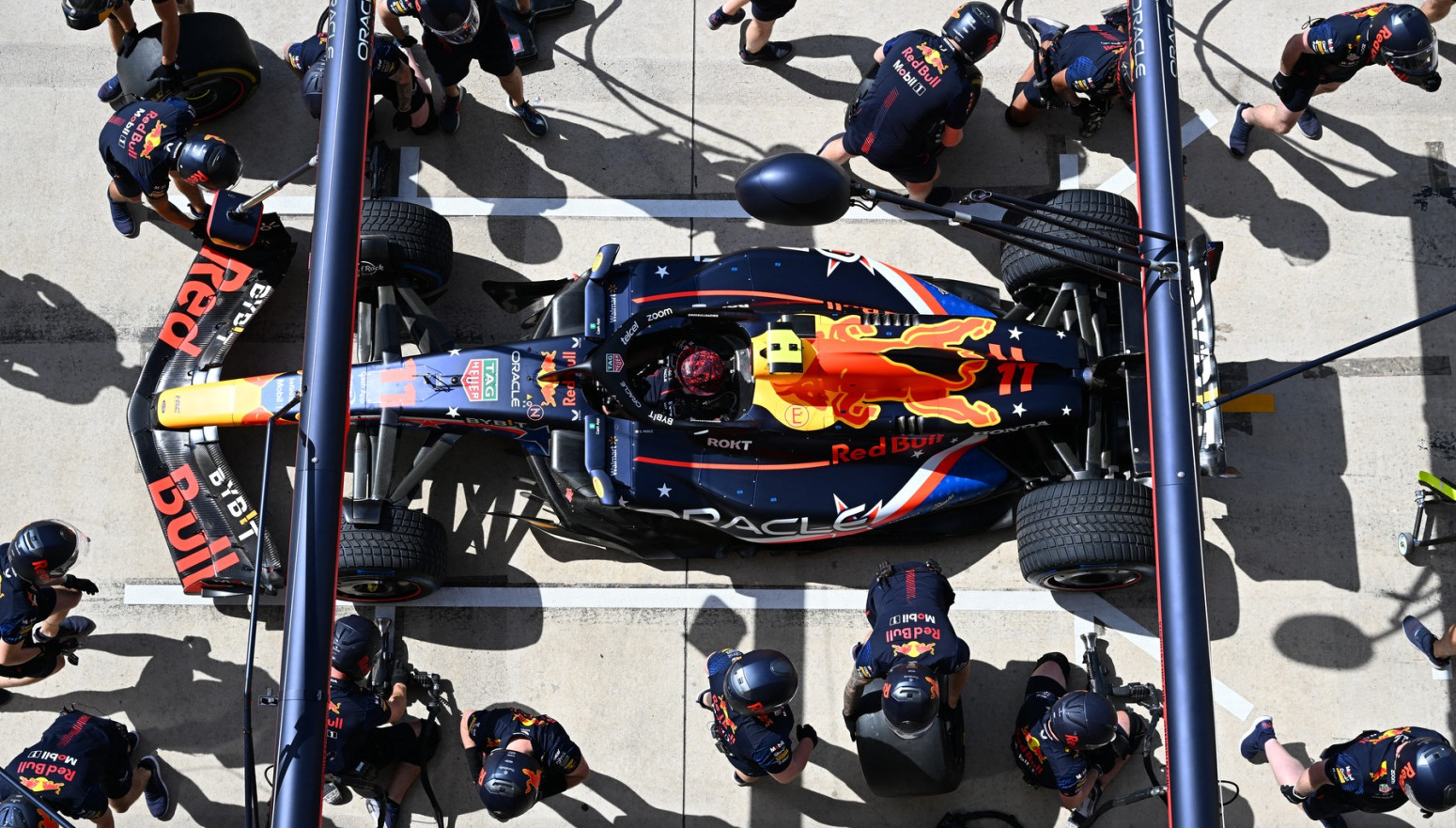 Kao da imaju krila – Red Bulovi mehaničari zamene 8 guma za 4 sekunde VIDEO