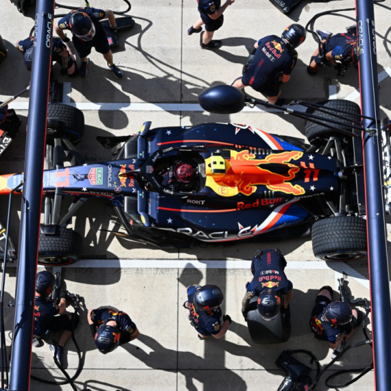 Kao da imaju krila – Red Bulovi mehaničari zamene 8 guma za 4 sekunde VIDEO