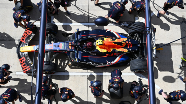 Kao da imaju krila – Red Bulovi mehaničari zamene 8 guma za 4 sekunde VIDEO