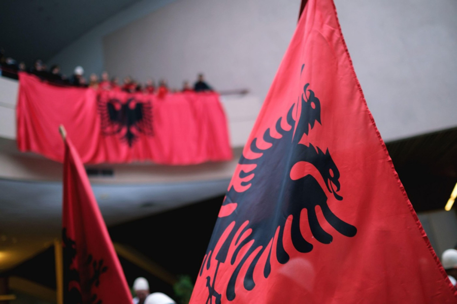 Skandal: Crnogorski vojnik pokazivao dvoglavog orla na proslavi FOTO