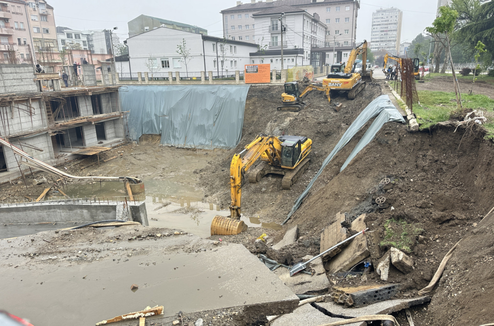 Havarija u Čačku: Urušila se ogromna količina zemljišta, ostao krater na ulici FOTO