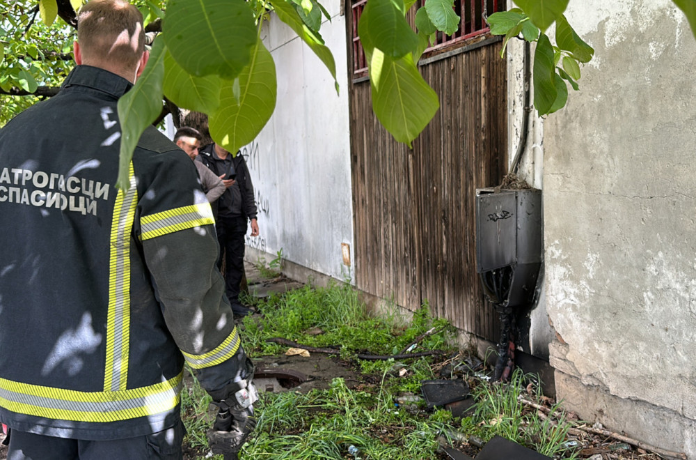 Izbio požar na maloj pijaci u Čačku: Zapalio se drveni objekat FOTO