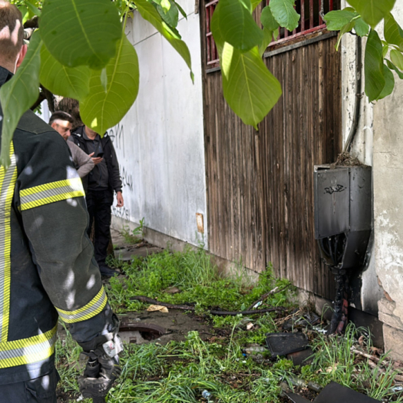 Izbio požar na maloj pijaci u Čačku: Zapalio se drveni objekat FOTO