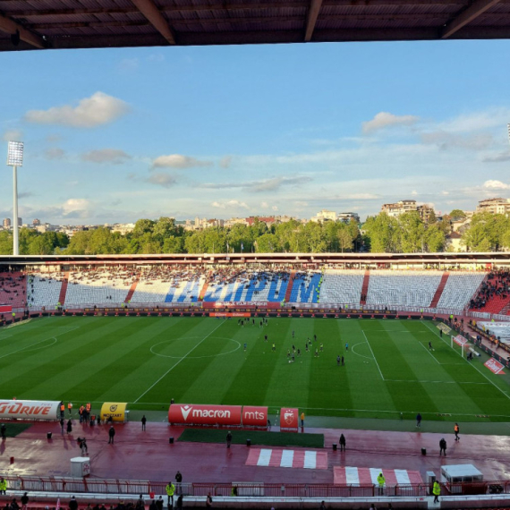 Fudbaleri Zvezde u posebnim majicama – Partizanove izostale