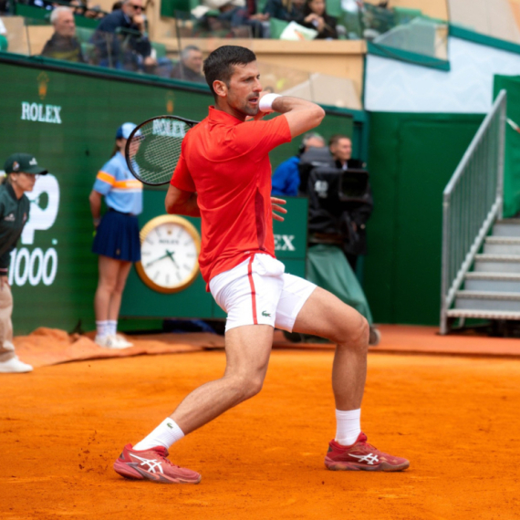 Novak "kišni čovek": U jednoj ruci kišobran, u drugoj reket VIDEO