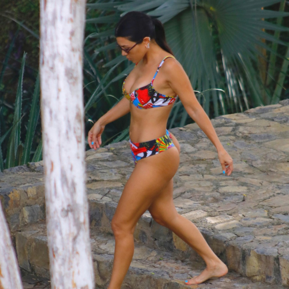 Hvali se u bikiniju: "Ovakvo telo imam nakon četvrtog porođaja" FOTO