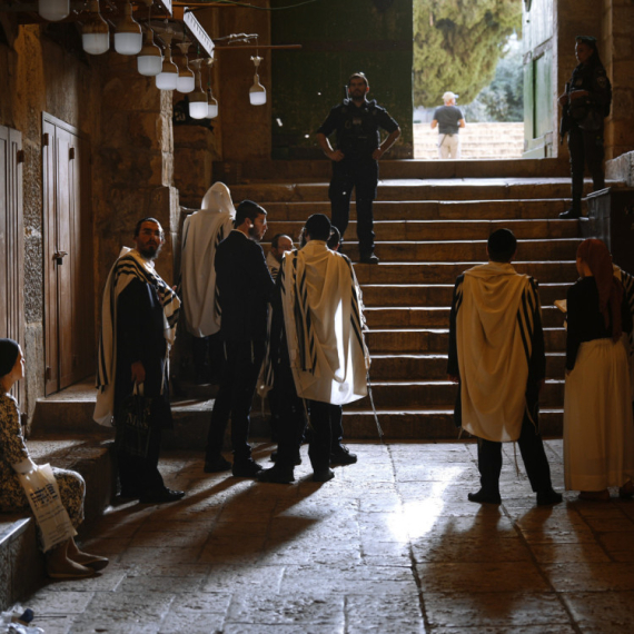 Al Džazira: Izraelski doseljenici upali u džamiju Al Aksa u Jerusalimu