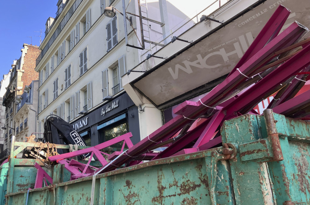 Drama in Paris: Windmill sails fall off the Moulin Rouge PHOTO/VIDEO