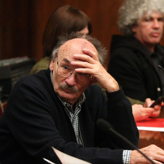 Skandal; Petričić poziva na nasilje: Kamenicama razlupati zgradu Predsedništva VIDEO