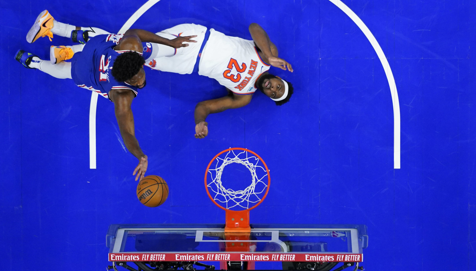 Embidovih 50 poena u senci prljavog poteza VIDEO