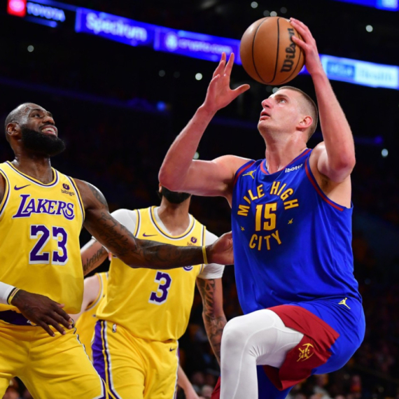 Lebronova nemoć – širi ruke zbog Jokića VIDEO