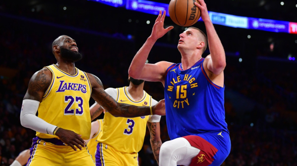 Lebronova nemoć – širi ruke zbog Jokića VIDEO