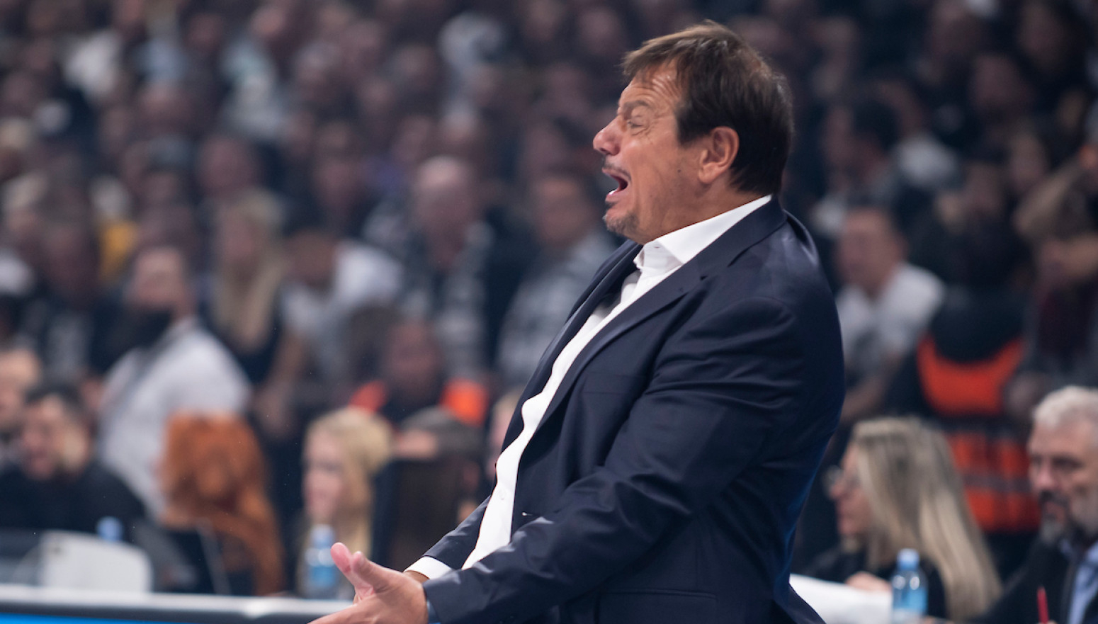 Ataman "poludeo" ispred svlačionice: "Ko je ovaj čovek? Zovite obezbeđenje" VIDEO