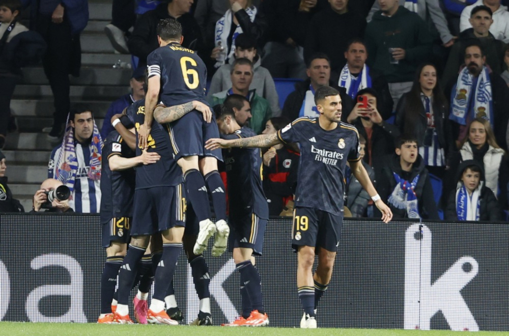 Real stavio šampanjac na hlađenje