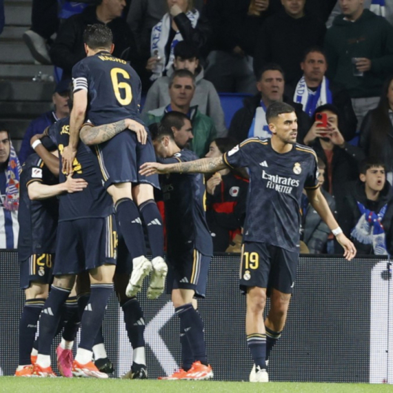 Real stavio šampanjac na hlađenje