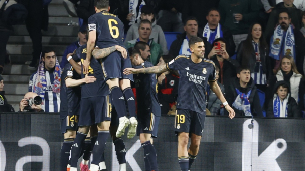 Real stavio šampanjac na hlađenje